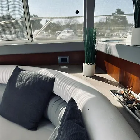 Dream Night Boats Πλωτό κατάλυμα Πόρετς